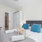 W Parku Lotnikow Tauron Arena By Renters *